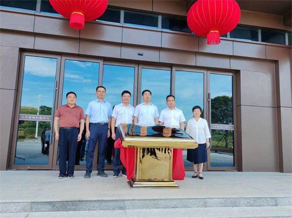 7月18日上午，歙縣人工智能創(chuàng)客中心正式投入使用并舉行揭牌儀式，縣委常委、常務副縣長詹凱主持儀式，縣委副書記、縣長王奇勇和徽投集團黨委書記、董事長洪筱明共同為歙縣人工智能創(chuàng)客中心揭牌?？h委常委、縣經(jīng)開區(qū)管委會主任王坤，副縣長程衍生，縣政協(xié)副主席、財政局局長曹胡翠，縣直有關(guān)部門、縣各金融機構(gòu)主要負責同志，共同見證揭牌儀式，并觀摩富豐新城片區(qū)投資規(guī)劃沙盤、集團企業(yè)館1。.jpg