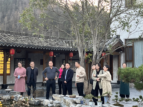 11月26日，縣人大鄭向陽(yáng)主任帶隊(duì)考察黟縣泊心云宿建成運(yùn)營(yíng)情況，洪董，方總，葉總陪同調(diào)研。.jpg